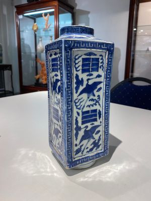 Een Chinese blauwwitte 'cong' vaas met kraanvogels en trigrammen, Jiajing/Wanli — foto 3