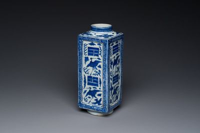 Een Chinese blauwwitte 'cong' vaas met kraanvogels en trigrammen, Jiajing/Wanli