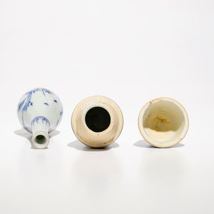 Een Chinese blauwwitte cylindrische dekseldoos, een flesvormige Hatcher cargo vaas en een schoteltje, Ming en Transitie periode — foto 8