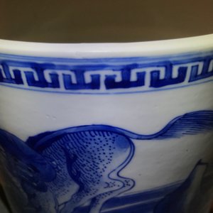 Een Chinese blauwwitte cylindrische penselenbeker met fabeldieren, Kangxi — foto 14