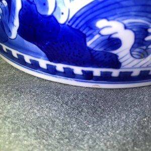Een Chinese blauwwitte cylindrische penselenbeker met fabeldieren, Kangxi — foto 18