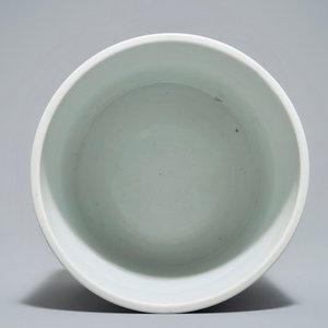 Een Chinese blauwwitte cylindrische penselenbeker met fabeldieren, Kangxi — foto 6