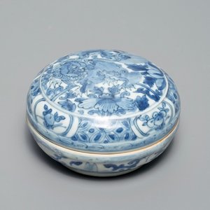 Een Chinese blauwwitte dekseldoos met een boeddhistische leeuw, Wanli — foto 1