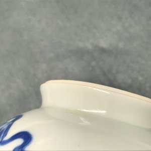 Een Chinese blauwwitte dekselkan met decor van antiquiteiten, Kangxi — foto 16