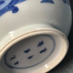 Een Chinese blauwwitte dekselkan met decor van antiquiteiten, Kangxi — foto 21