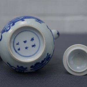 Een Chinese blauwwitte dekselkan met decor van antiquiteiten, Kangxi — foto 27