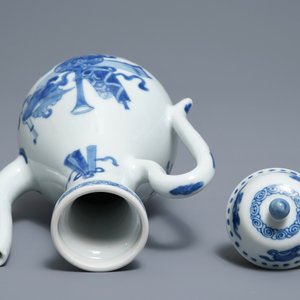 Een Chinese blauwwitte dekselkan met decor van antiquiteiten, Kangxi — foto 5