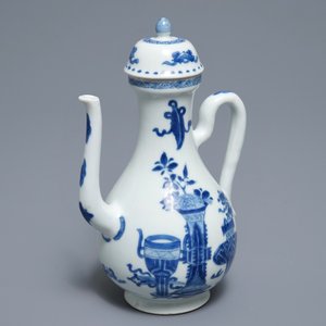 Een Chinese blauwwitte dekselkan met decor van antiquiteiten, Kangxi — foto 7