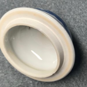 Een Chinese blauwwitte dekselkan met decor van antiquiteiten, Kangxi — foto 10