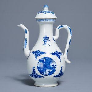 Een Chinese blauwwitte dekselkan met feniksen en Shou-karakters, Kangxi — foto 3