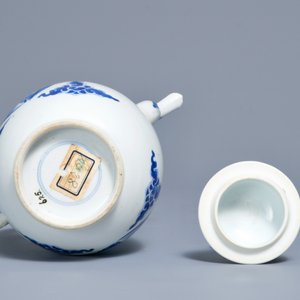 Een Chinese blauwwitte dekselkan met feniksen en Shou-karakters, Kangxi — foto 6