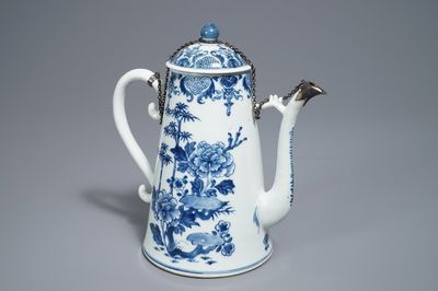 Een Chinese blauwwitte dekselkan met zilveren montuur, Qianlong