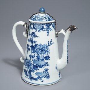 Een Chinese blauwwitte dekselkan met zilveren montuur, Qianlong — foto 1