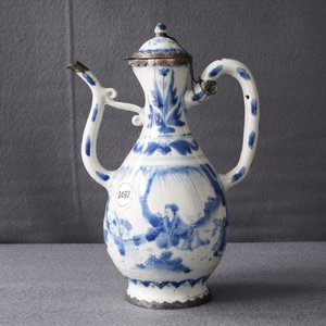 Een Chinese blauwwitte dekselkan met zilveren montuur, Transitie periode — foto 17
