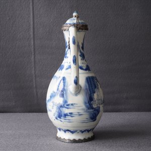 Een Chinese blauwwitte dekselkan met zilveren montuur, Transitie periode — foto 20