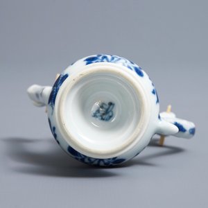 Een Chinese blauwwitte dekselkan naar tinnen voorbeeld, Kangxi — foto 5