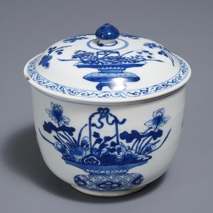 Een Chinese blauwwitte dekselkom met bloemenmanden, Kangxi — foto 1