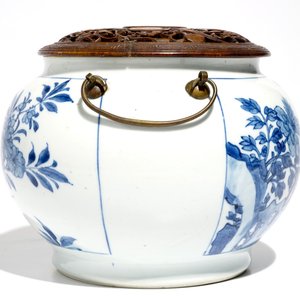 Een Chinese blauwwitte dekselkom met bronzen handgreepjes, Kangxi — foto 2
