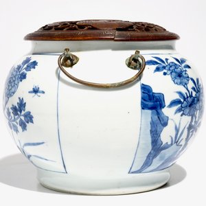 Een Chinese blauwwitte dekselkom met bronzen handgreepjes, Kangxi — foto 4
