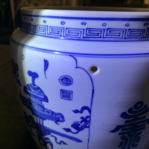Een Chinese blauwwitte dekselkom met decor van antiquiteiten, Kangxi — foto 11