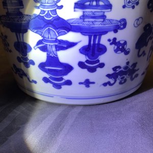 Een Chinese blauwwitte dekselkom met decor van antiquiteiten, Kangxi — foto 14