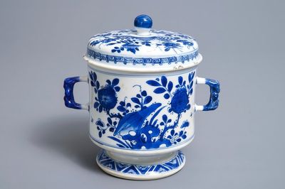 Een Chinese blauwwitte dekselkom met floraal decor, Kangxi