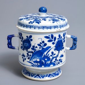 Een Chinese blauwwitte dekselkom met floraal decor, Kangxi — foto 1