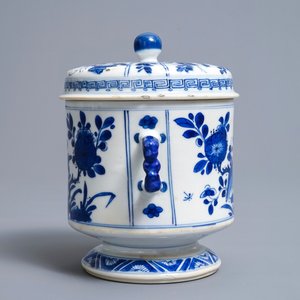 Een Chinese blauwwitte dekselkom met floraal decor, Kangxi — foto 3
