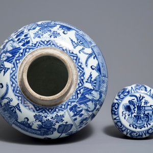 Een Chinese blauwwitte dekselpot met dames bij een paleis, Kangxi — foto 5