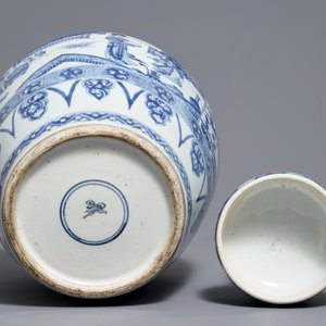 Een Chinese blauwwitte dekselpot met dames bij een paleis, Kangxi — foto 6