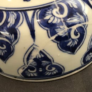 Een Chinese blauwwitte dekselpot met dames bij een paleis, Kangxi — foto 9