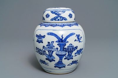 Een Chinese blauwwitte dekselpot met decor van antiquiteiten, Kangxi
