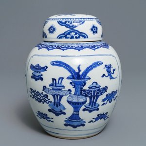 Een Chinese blauwwitte dekselpot met decor van antiquiteiten, Kangxi — foto 1