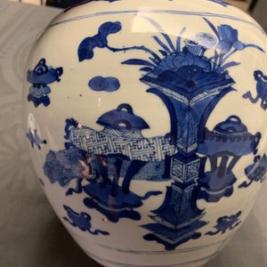 Een Chinese blauwwitte dekselpot met decor van antiquiteiten, Kangxi — foto 10