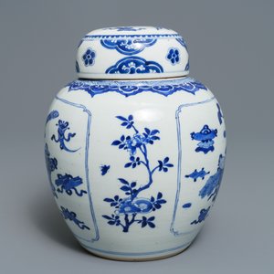 Een Chinese blauwwitte dekselpot met decor van antiquiteiten, Kangxi — foto 2