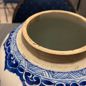 Een Chinese blauwwitte dekselpot met decor van antiquiteiten, Kangxi — foto 9