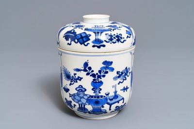 Een Chinese blauwwitte dekselpot met decor van kostbaarheden, Kangxi