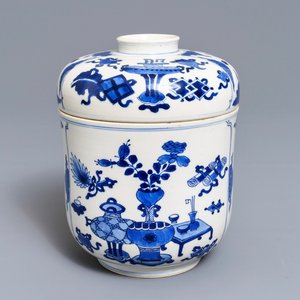 Een Chinese blauwwitte dekselpot met decor van kostbaarheden, Kangxi — foto 1