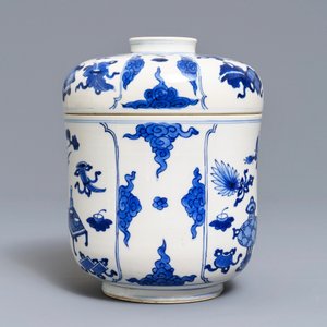 Een Chinese blauwwitte dekselpot met decor van kostbaarheden, Kangxi — foto 3