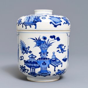 Een Chinese blauwwitte dekselpot met decor van kostbaarheden, Kangxi — foto 4