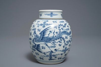 Een Chinese blauwwitte dekselpot met een draak en feniks, Kangxi/Yongzheng