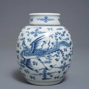Een Chinese blauwwitte dekselpot met een draak en feniks, Kangxi/Yongzheng — foto 1