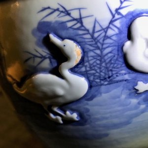 Een Chinese blauwwitte dekselpot met reliëfdecor van eenden, Kangxi merk, 19e eeuw — foto 11