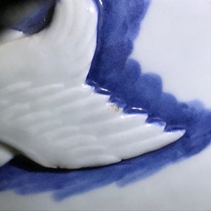 Een Chinese blauwwitte dekselpot met reliëfdecor van eenden, Kangxi merk, 19e eeuw — foto 9
