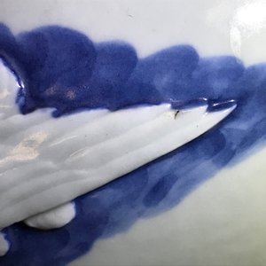 Een Chinese blauwwitte dekselpot met reliëfdecor van eenden, Kangxi merk, 19e eeuw — foto 10