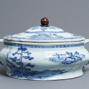 Een Chinese blauwwitte dekselterrine met landschapsdecor, Qianlong — foto 1