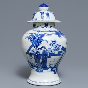 Een Chinese blauwwitte dekselvaas met dames in een tuin, 19e eeuw — foto 1