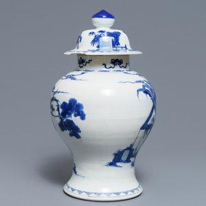 Een Chinese blauwwitte dekselvaas met dames in een tuin, 19e eeuw — foto 2