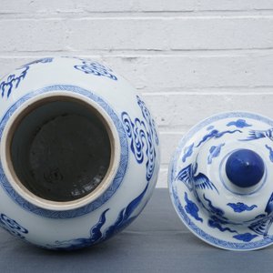 Een Chinese blauwwitte dekselvaas met fabeldieren, Kangxi — foto 12