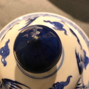 Een Chinese blauwwitte dekselvaas met fabeldieren, Kangxi — foto 13